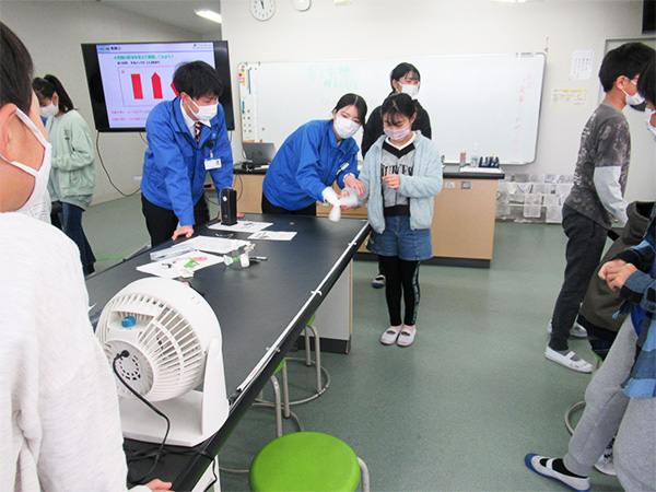 Science classes held at elementary schools in Kawasaki City