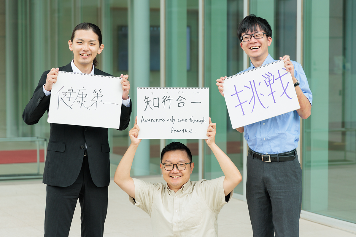 The three team members wrote short messages to students. (From left: Mr. Koshiba, Mr. Uemura, Mr. Oka)